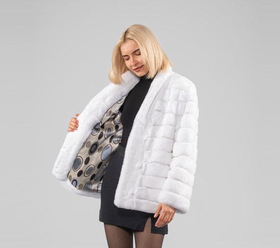 ホワイトラビットファーコート 着ただけでかわいげが増す、白のファー