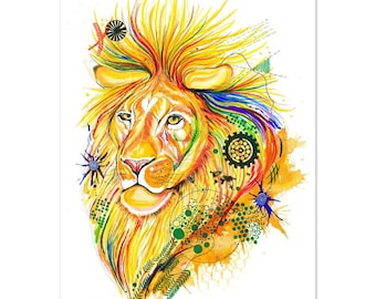 Op de afbeelding: Een kleurrijk aquarel schilderij van een leeuwenkop met een levendige manen. De achtergrond heeft abstracte vormen en kleurspatten.