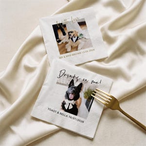 Puede incluir: Dos servilletas cuadradas blancas con fotos de perros con ropa formal. Una servilleta dice "With Love" y "MR & MRS BROWN 13.08.2026". La otra dice "Drinks on me!" y "TOAST & BELLA 18/07/2026". Se ve un tenedor dorado.
