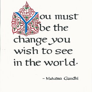 Letra iluminada original pintada a mano y cita de Mahatma Gandhi, 8"x10" y sin enmarcar.