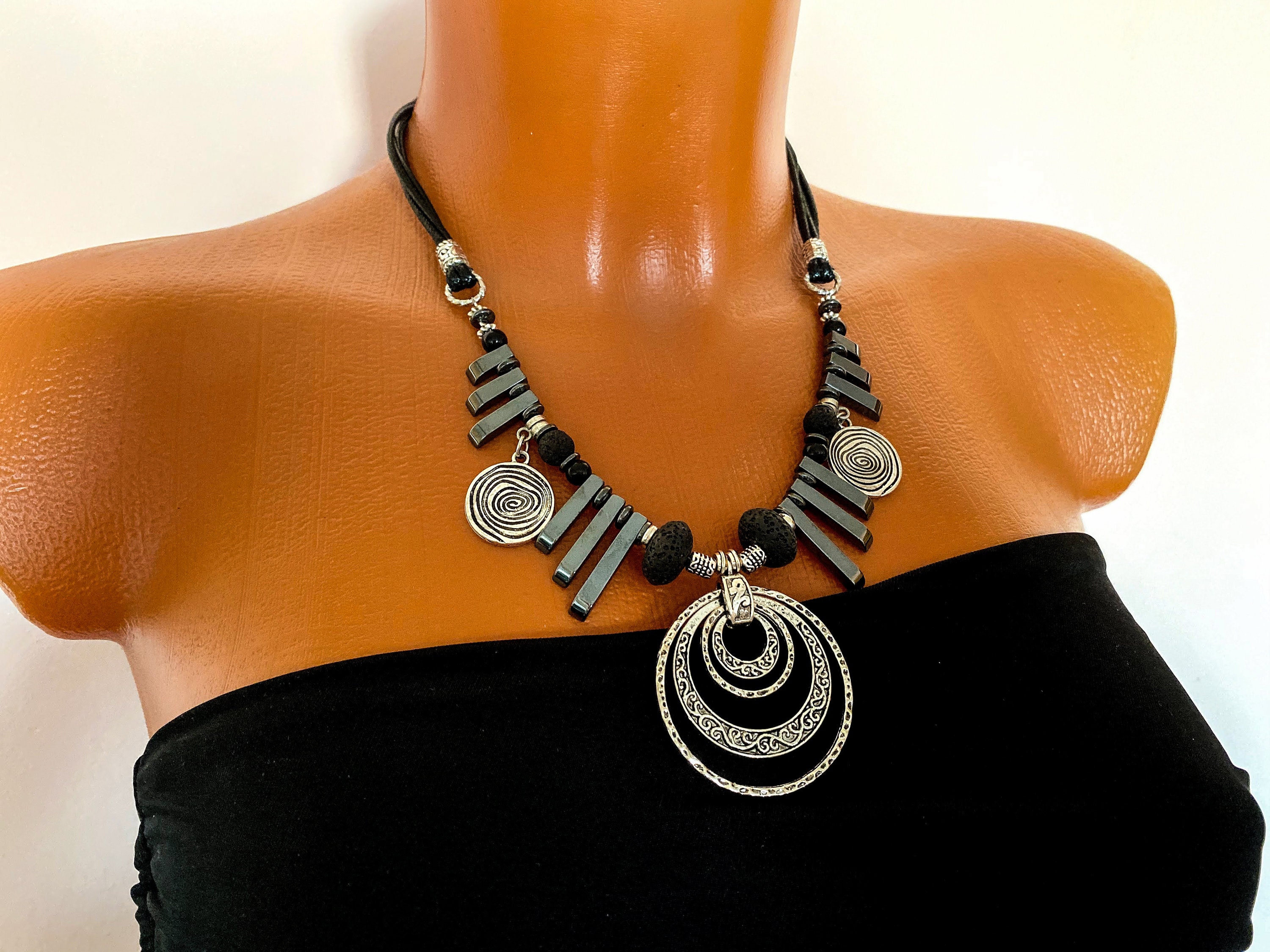 дизайнерские украшения. колье мода. крупные украшения на шею. массивное колье бижутерия. крупные украшения.