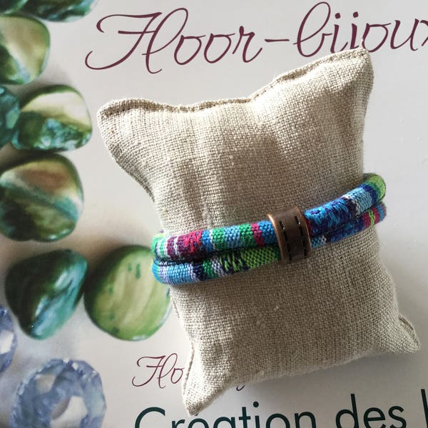 Beau bracelet cordon ethnique multicolore dominant bleu/vert sportif coton tissé