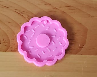 Used Resin Crafts Silcone Mold to Make Adorable Donut Keychain