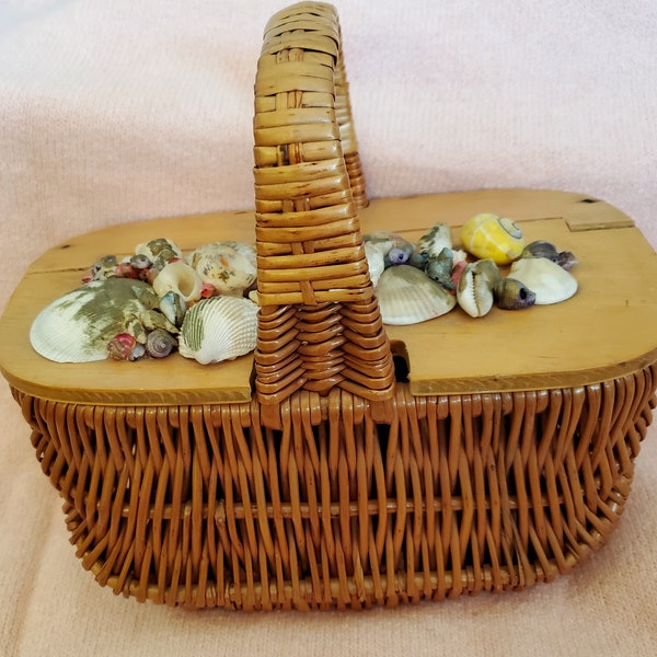 Vintage Rattan Wicker Handbag Purse with Wooden Lid and Shells