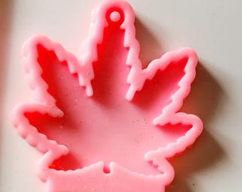 Used Resin Crafts Silcone Mold to Make Adorable Maple Leaf Keychain