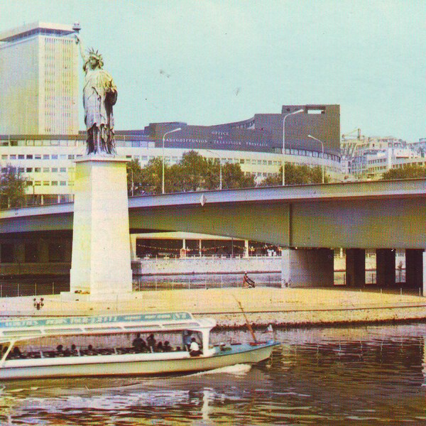 Vintage Used Post Card of the Statue of Liberty on the Seine River, Paris, France. 1980s