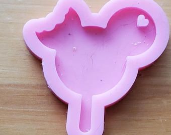 Used Resin Crafts Silcone Mold to Make Adorable Mickey Mouse Keychain