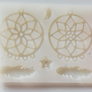 Used Resin Crafts Silcone Mold to Make Adorable Dreamcatcher Keychains
