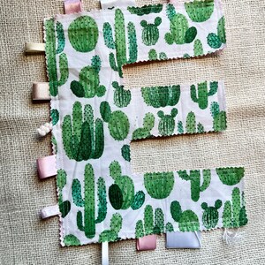 Etiqueta de monograma de letra personalizada de cactus rosa Sensory Lovey