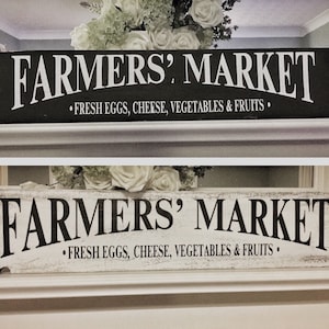 Peut inclure: Deux enseignes en bois avec des lettres blanches sur fond noir et blanc. Les enseignes indiquent "FARMERS' MARKET" et "&bull; FRESH EGGS, CHEESE, VEGETABLES & FRUITS &bull;".