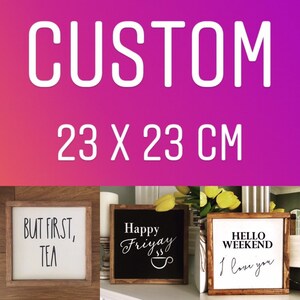 Op de afbeelding: Drie houten borden met witte tekst op een zwarte achtergrond. De borden zijn 23 cm bij 23 cm. De borden tonen de tekst "But First, Tea", "Happy Friyay" en "Hello Weekend I Love You".