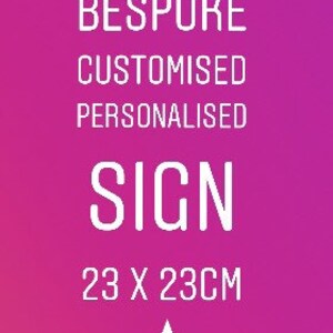 Op de afbeelding: Witte tekst op een roze verloopachtergrond luidt "Bespoke Customised Personalised Sign 23 x 23cm". Onder de tekst staat een witte ster.