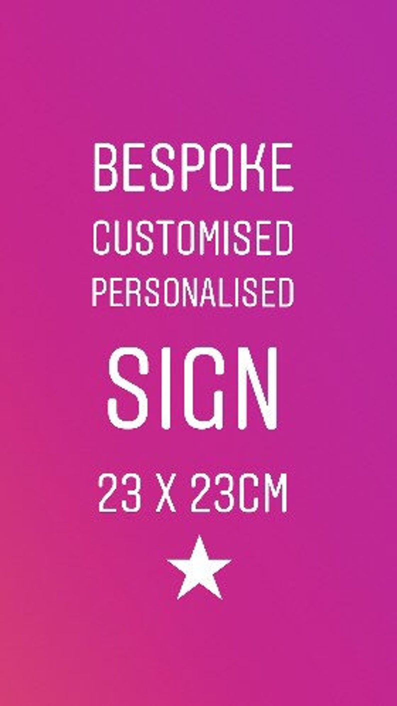 Op de afbeelding: Witte tekst op een roze verloopachtergrond luidt "Bespoke Customised Personalised Sign 23 x 23cm". Onder de tekst staat een witte ster.