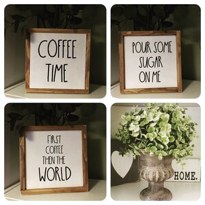 Op de afbeelding: Vier houten borden met inspirerende citaten over koffie. De borden zijn allemaal in een rustieke stijl met een bruin houten frame en witte letters. De citaten zijn: "Coffee Time", "Pour Some Sugar On Me", "First Coffee Then The World", en "Home".