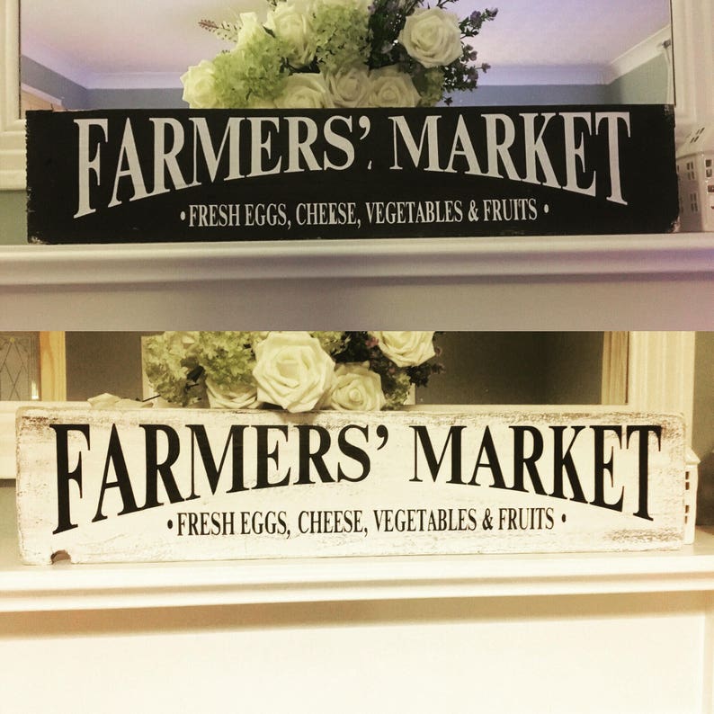 Peut inclure: Deux enseignes en bois avec des lettres noires et blanches qui indiquent "FARMERS' MARKET" avec le slogan "FRESH EGGS, CHEESE, VEGETABLES & FRUITS".