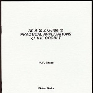 Op de afbeelding: Een witte boekomslag met zwarte tekst. De titel luidt "An A to Z Guide to PRACTICAL APPLICATIONS of THE OCCULT." De auteur, P. F. Barge, en de uitgever, FiberBooks, staan er ook op.