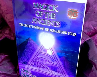Può includere: Un libro intitolato "Magick of the Ancients" con una copertina viola e blu che presenta un occhio onniveggente all'interno di un triangolo. Il sottotitolo del libro è "The Occult Powers of the Ages Are Now Yours".