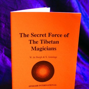 Puede incluir: Una cubierta de libro naranja con el t&iacute;tulo "The Secret Force of The Tibetan Magicians" de W. de Burgh & S. Jennings. La cubierta presenta un dise&ntilde;o circular con c&iacute;rculos conc&eacute;ntricos en tonos marrones. El libro es publicado por Finbarr International.