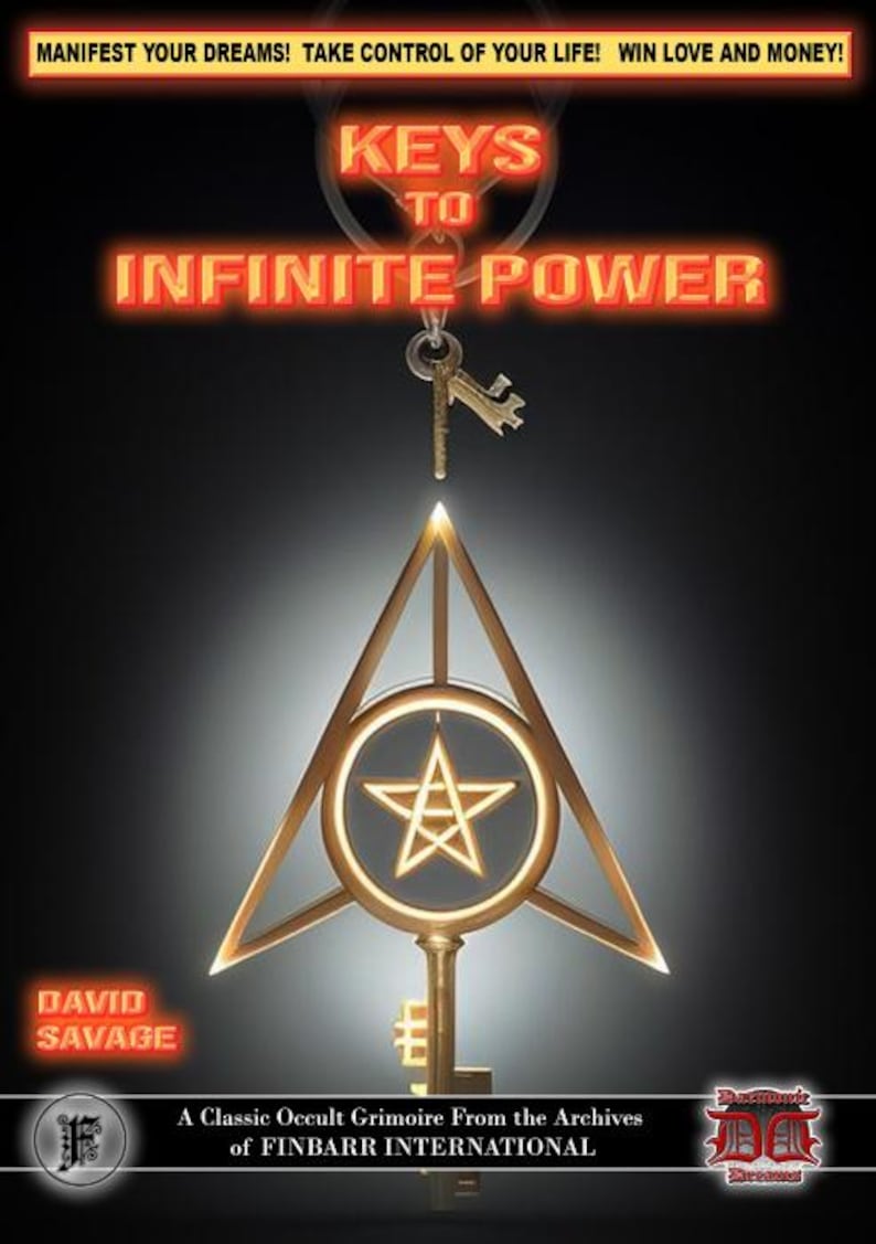 K&ouml;nnte beinhalten: Ein goldener Schl&uuml;ssel mit einem Pentagramm-Design h&auml;ngt an einer Kette. Der Schl&uuml;ssel befindet sich vor einem Dreieck mit einem Kreis, der ein Pentagramm enth&auml;lt. Der Text "KEYS TO INFINITE POWER" befindet sich oben im Bild. Der Text "DAVID SAVAGE" befindet sich unten links im Bild. Der Text "A Classic Occult Grimoire From the Archives of FINBARR INTERNATIONAL" befindet sich unten im Bild.
