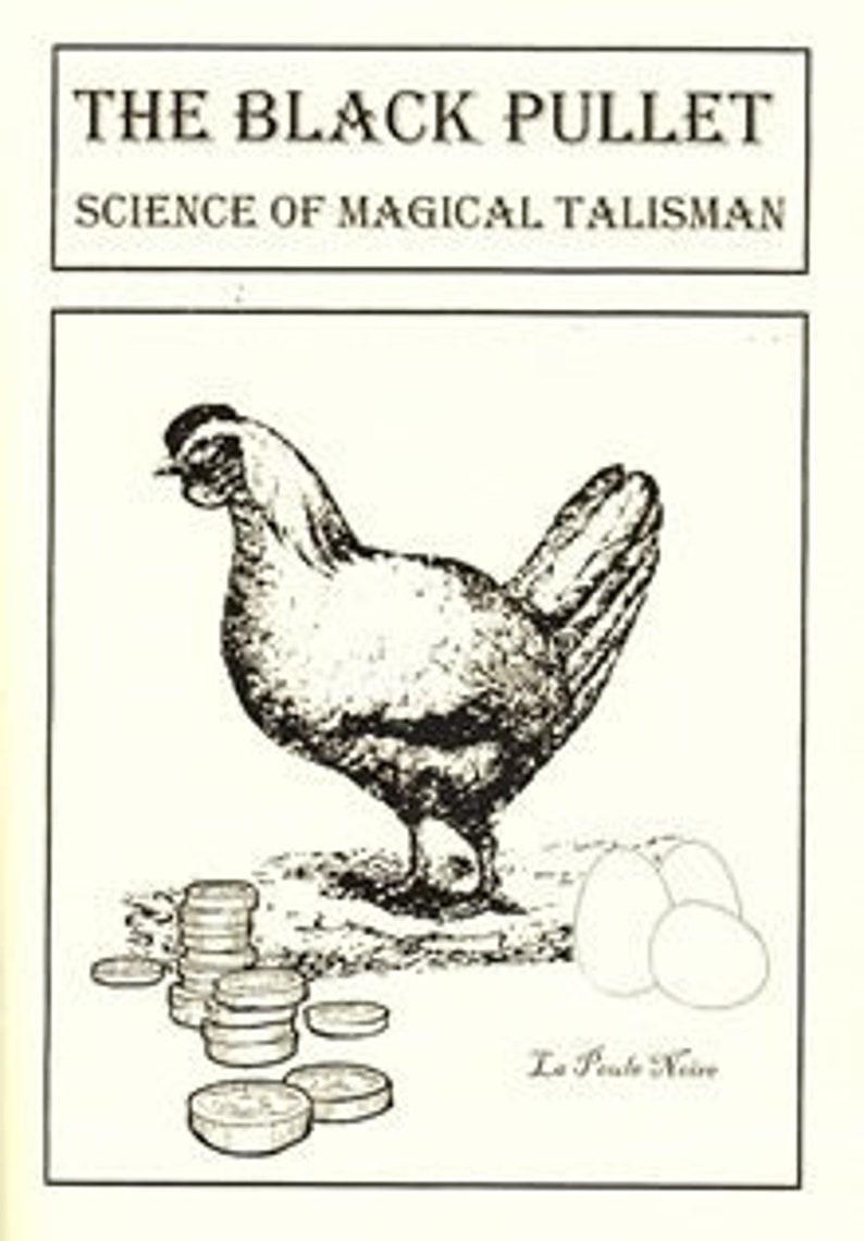 Puede incluir: Una ilustraci&oacute;n en blanco y negro de una gallina negra de pie sobre una pila de monedas con tres huevos blancos a su lado. El texto "Le Poule Noire" est&aacute; escrito debajo de la gallina.