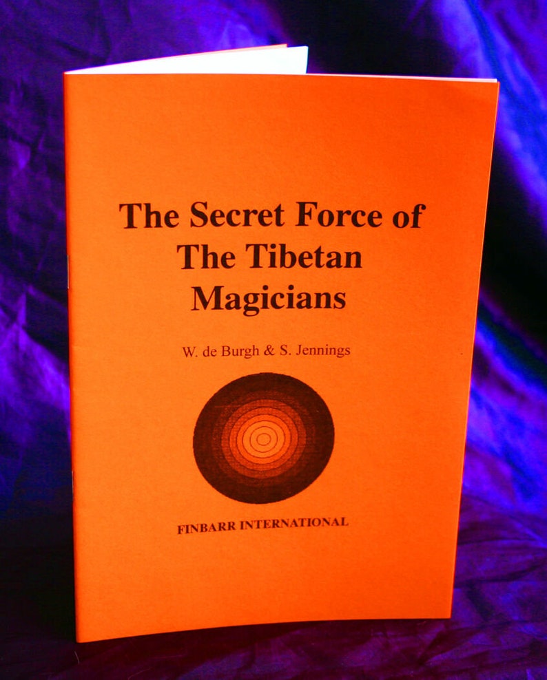 Puede incluir: Una cubierta de libro naranja con el t&iacute;tulo "The Secret Force of The Tibetan Magicians" de W. de Burgh & S. Jennings. La cubierta presenta un dise&ntilde;o circular con c&iacute;rculos conc&eacute;ntricos en tonos marrones. El libro es publicado por Finbarr International.
