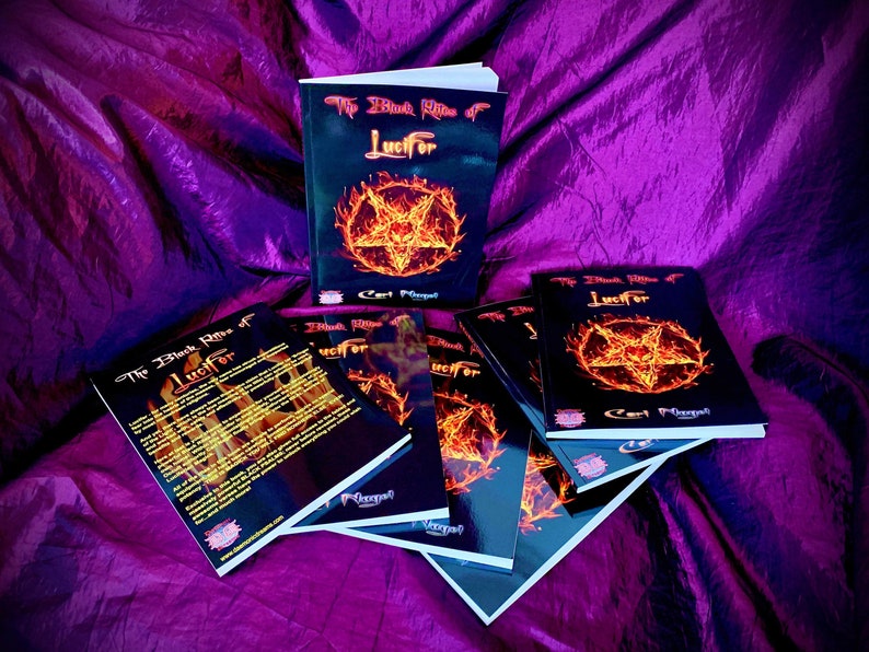 Puede incluir: Una pila de libros de bolsillo con una cubierta negra y un pentagrama con llamas en la portada. El t&iacute;tulo del libro es "The Black Rites of Lucifer" de Carl Mcgregor.