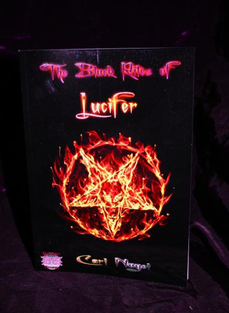 Puede incluir: Una portada de libro con fondo negro y el t&iacute;tulo "The Black Rites of Lucifer" en letras rosa y rojas. Un pentagrama ardiente se encuentra en el centro de la portada.