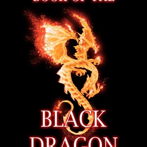 K&ouml;nnte beinhalten: Buchcover mit dem Titel "Book of the Black Dragon" in roter Schrift. Ein feuriger orangefarbener Drache mit ausgebreiteten Fl&uuml;geln befindet sich in der Mitte des Covers. Der Text "Badra" befindet sich am unteren Rand des Covers.