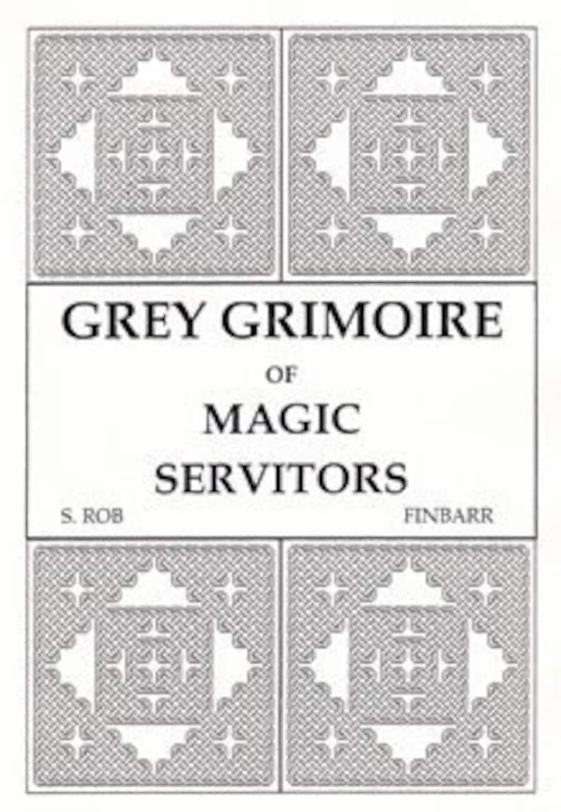 Pu&ograve; includere: Copertina di un libro con sfondo grigio e il titolo "Grey Grimoire of Magic Servitors" in testo nero. Il titolo &egrave; centrato sulla copertina ed &egrave; circondato da quattro disegni di nodi celtici.