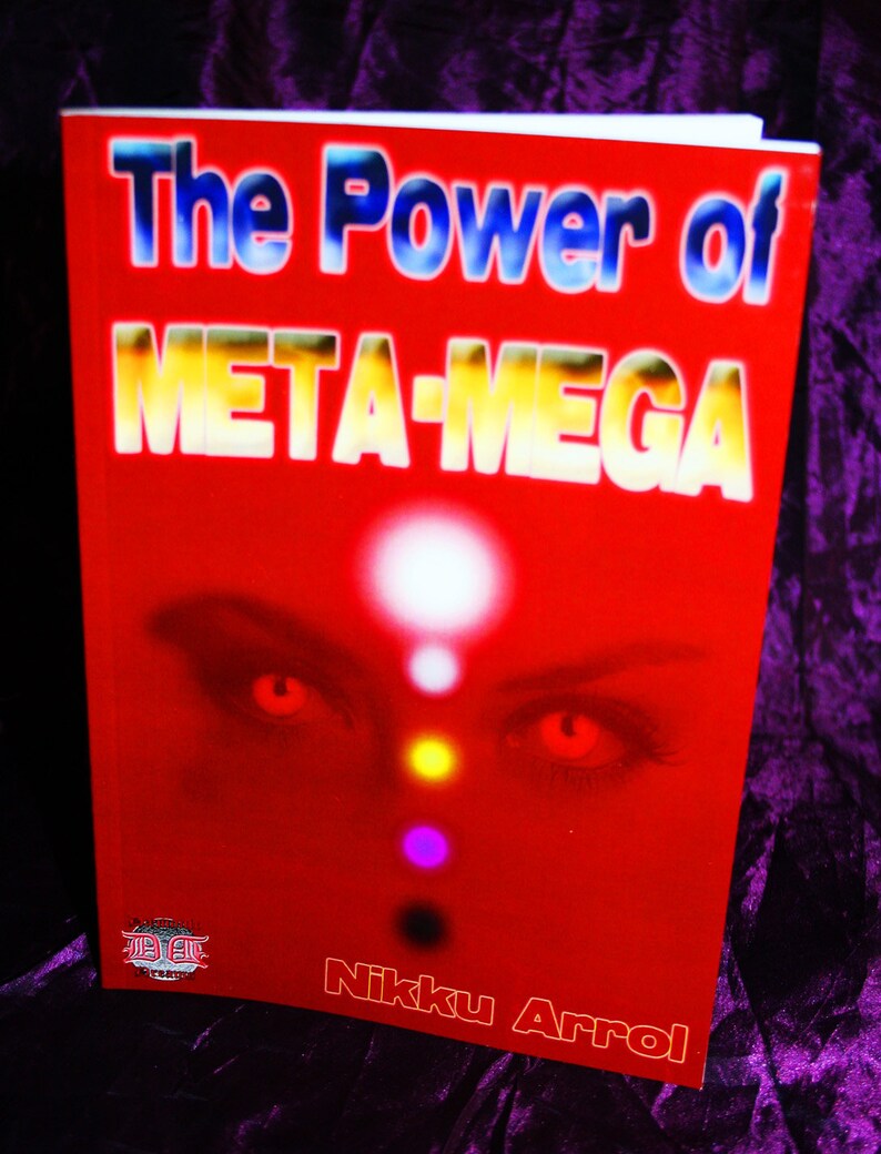 Puede incluir: Portada de libro roja con el t&iacute;tulo "The Power of Meta-Mega" en letras azules y doradas. La portada tambi&eacute;n presenta un par de ojos con iris rojo y fondo blanco. El nombre del autor, "Nikku Arrol", est&aacute; impreso en blanco en la parte inferior de la portada.