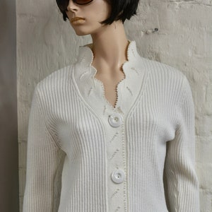 Vintage bestickte weiße Strickjacke. Größe M bis L