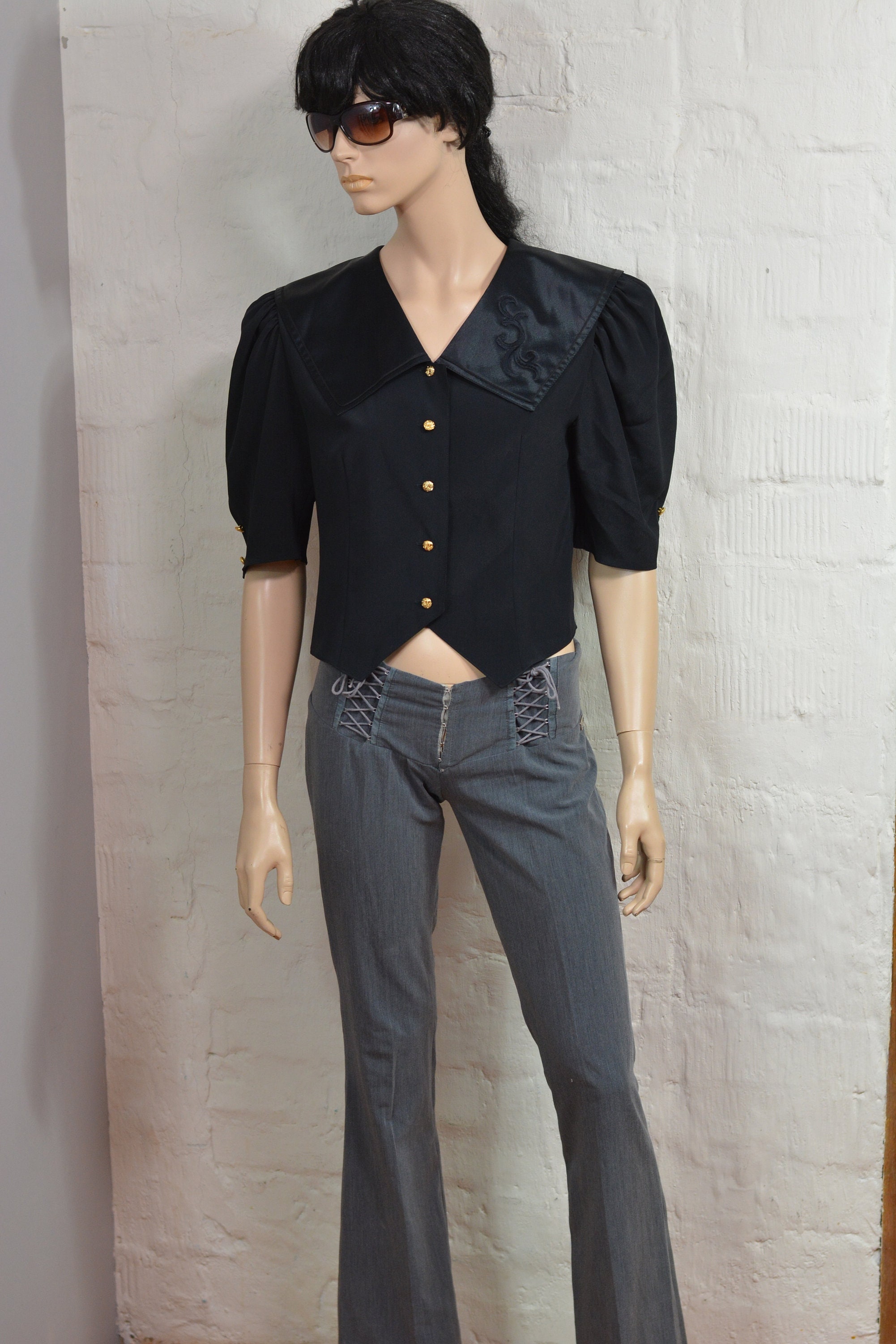 blusa negra hombreras
