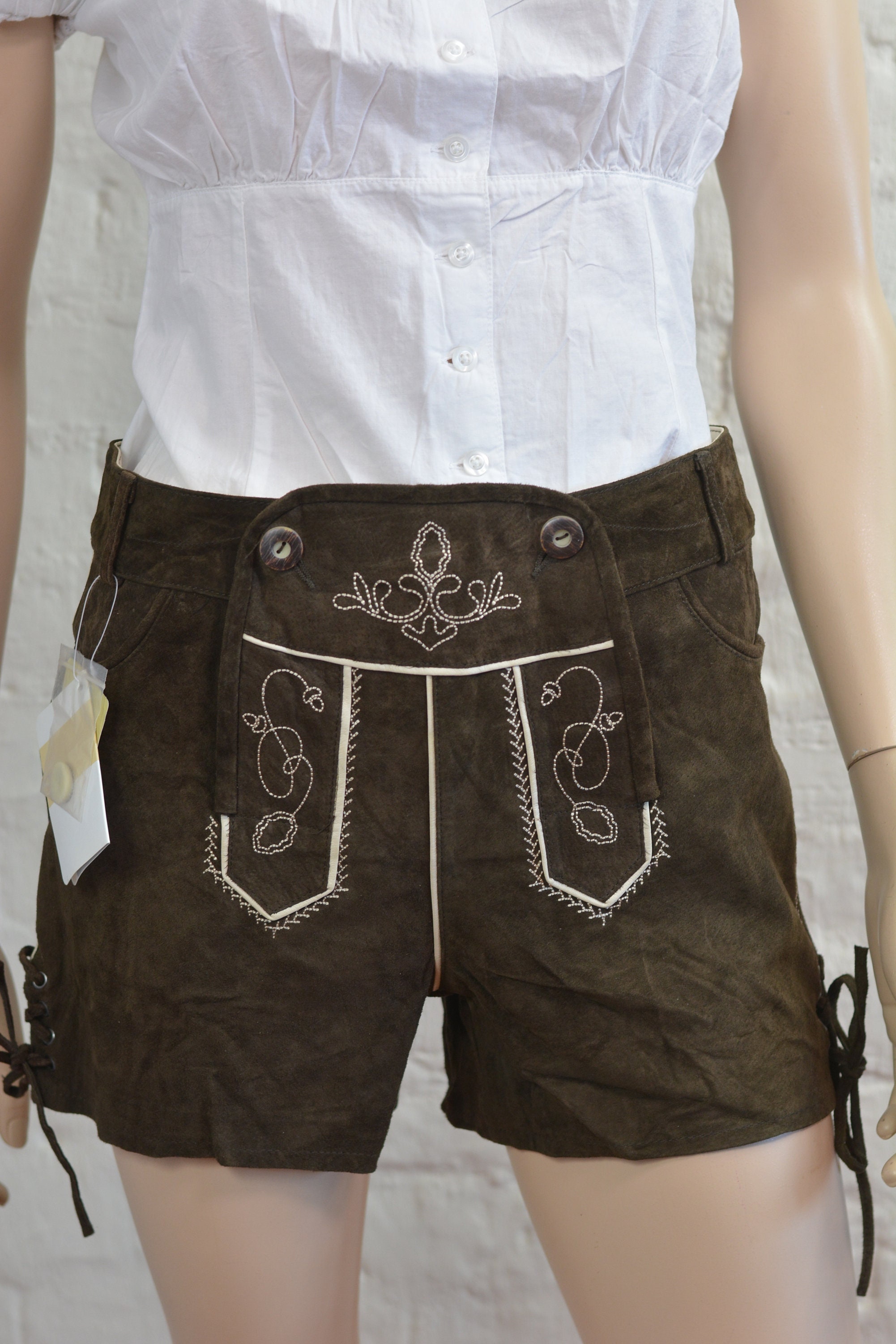 Vintage Suede Leather Trachten Shorts: Embroidered Vintage Suede Leather Trachten Shorts: Embroidered