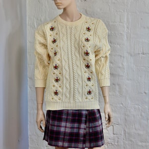 Vintage floral embroidery ivory padded Sweater Women Sweater Cable-knit Knitwear 1970s. Sweet nubby soft sweater, Size M/ L