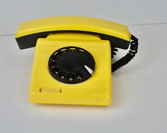 1990er Jahre Vintage Telefon. Telefon aus der DDR-Zeit. Gelbes Telefon. Hergestellt in der UdSSR