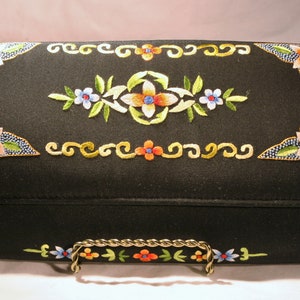 Clutch negro con flores bordadas