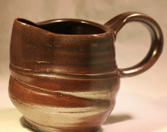 Crema de cerámica marrón / jarra pequeña