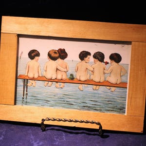 Carte postale vintage encadrée * Bébés nus sur le quai