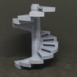 Może przedstawiać: Szary model spiralnych schod&oacute;w wydrukowany w 3D z wieloma stopniami. Model jest wykonany z tworzywa sztucznego i ma gładkie wykończenie.