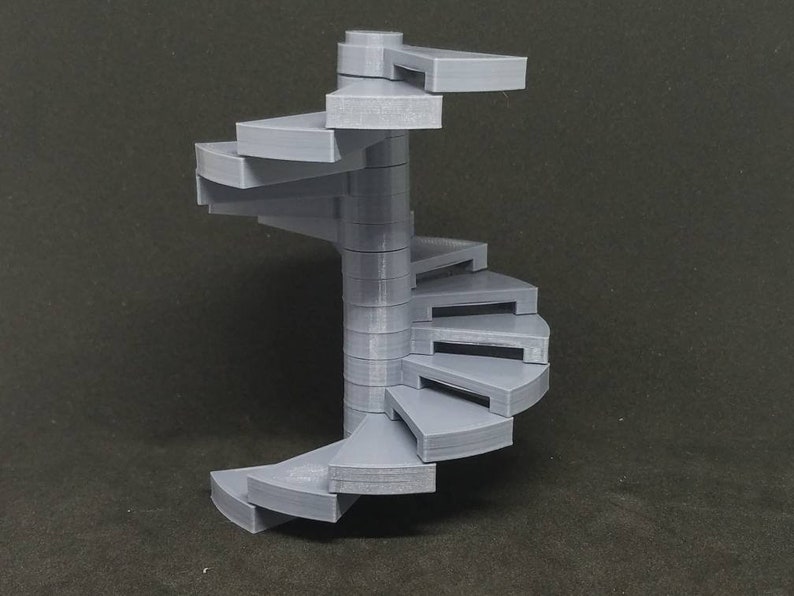 Może przedstawiać: Szary model spiralnych schod&oacute;w wydrukowany w 3D z wieloma stopniami. Model jest wykonany z tworzywa sztucznego i ma gładkie wykończenie.