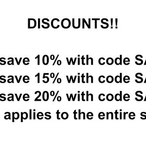 Puede incluir: Imagen de texto con el encabezado "DISCOUNTS!!" y una lista de c&oacute;digos de descuento para comprar varios art&iacute;culos. El texto dice: "Compra 3, ahorra 10% con el c&oacute;digo SAVE10, Compra 5, ahorra 15% con el c&oacute;digo SAVE15, Compra 7, ahorra 20% con el c&oacute;digo SAVE20. &iexcl;El c&oacute;digo se aplica a toda la tienda!"