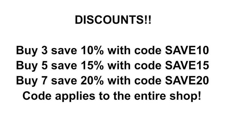 Puede incluir: Imagen de texto con el encabezado "DISCOUNTS!!" y una lista de c&oacute;digos de descuento para comprar varios art&iacute;culos. El texto dice: "Compra 3, ahorra 10% con el c&oacute;digo SAVE10, Compra 5, ahorra 15% con el c&oacute;digo SAVE15, Compra 7, ahorra 20% con el c&oacute;digo SAVE20. &iexcl;El c&oacute;digo se aplica a toda la tienda!"