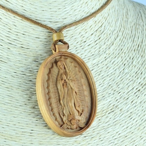 Medallón de Nuestra Señora de Guadalupe Collar de la Virgen María Colgante de la Virgen María Collar de la Virgen de Guadalupe Collar de madera Joyas católicas