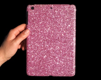 Op de afbeelding: Een roze glitter tablet hoes. De hoes is gemaakt van een zacht, flexibel materiaal en heeft een gladde, gelijkmatige textuur.