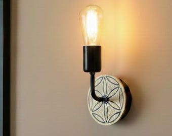 Svart vägglampa | handgjord | av trä och metall | sovrum, hallar | RETRO