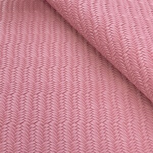 Può includere: Tessuto rosa intrecciato con un motivo a spina di pesce.