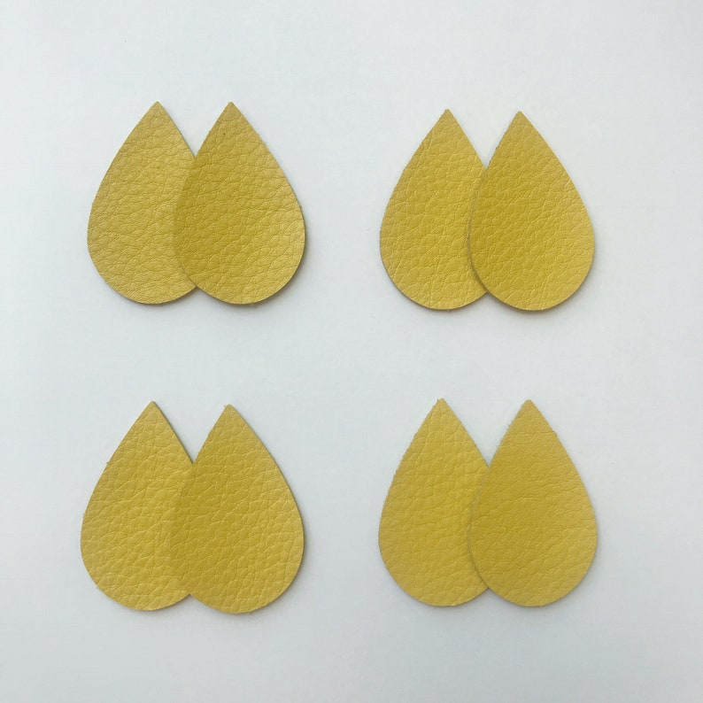 Pu&ograve; includere: Sei forme a goccia in pelle gialla, perfette per creare orecchini o altri progetti di gioielleria.