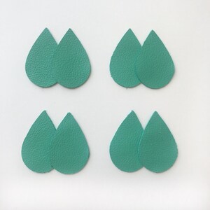 Pu&ograve; includere: Sei forme a goccia in pelle color turchese, perfette per creare orecchini o altri gioielli.