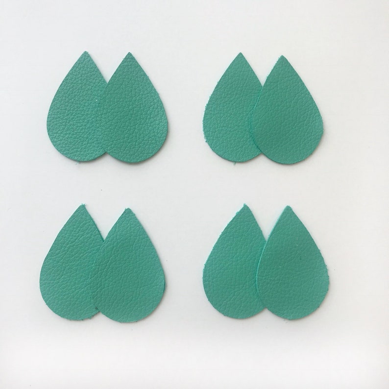 Pu&ograve; includere: Sei forme a goccia in pelle color turchese, perfette per creare orecchini o altri gioielli.