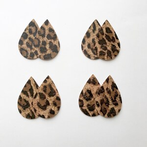 Pu&ograve; includere: Quattro paia di orecchini a forma di goccia con motivo leopardato. Gli orecchini sono realizzati in un materiale simile al sughero e hanno una combinazione di colori marrone e nero.
